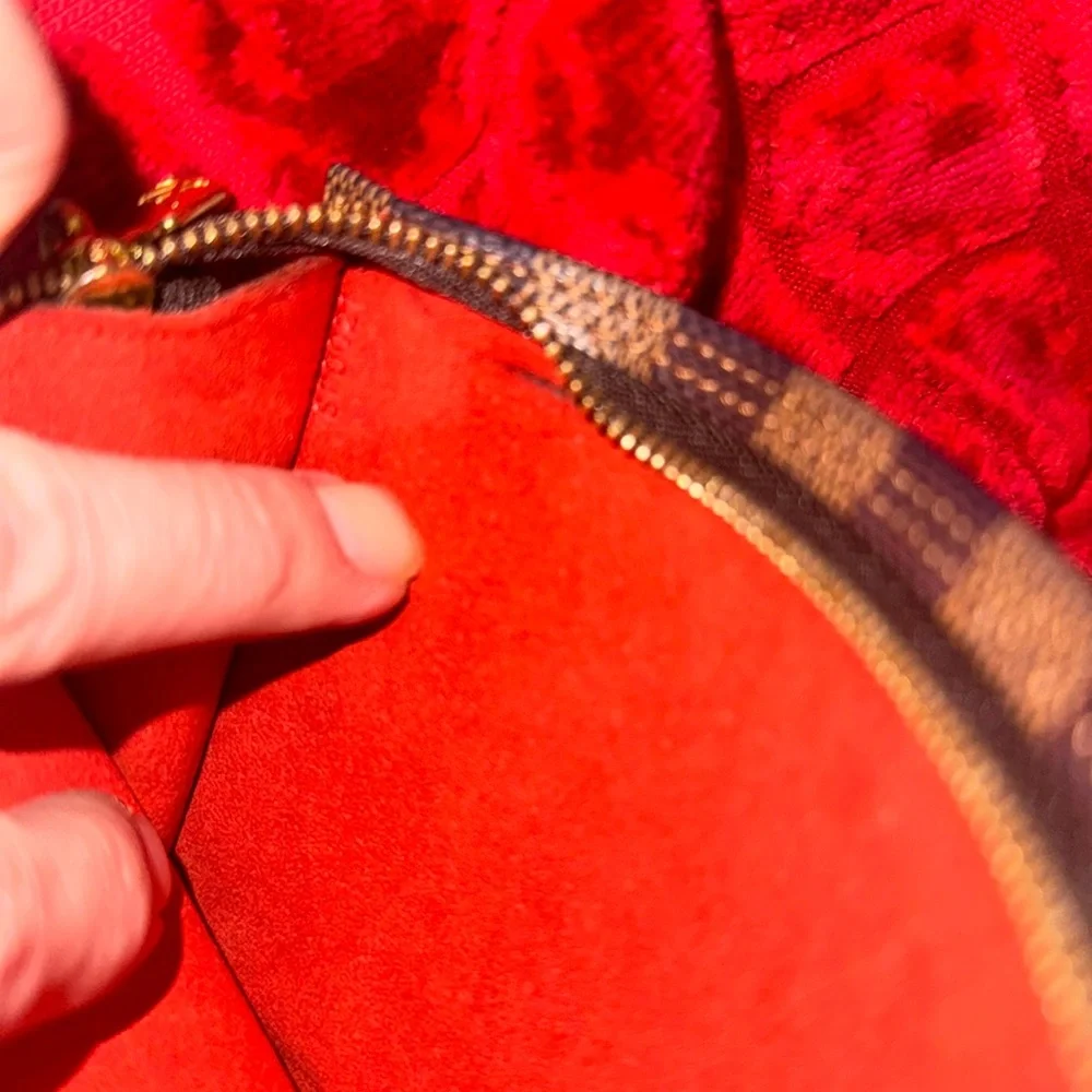 Women’s or men’s Louis Vuitton Pochette! Beautiful Red interior Mint condition - Picture 9 of 12